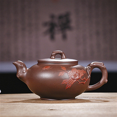 琢砂成玉秀于壺——記助理工藝美術(shù)師周玉秀的紫砂藝術(shù)